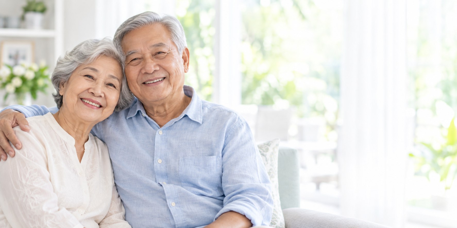 คู่ผู้สูงอายุยิ้มอย่างมีความสุข